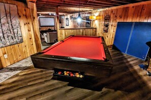 Game room - Lakefront & Ski Retreat with a Private Beach (Woodstock)