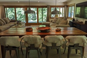 Smart TV, lareira, mesa de pingue-pongue