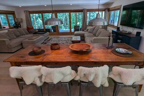 Smart TV, fireplace, ping pong
