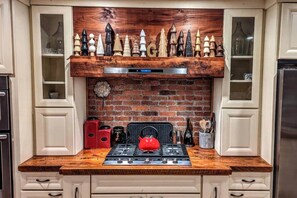 Fridge, microwave, oven, stovetop - Lakefront & Ski Retreat with a Private Beach (Woodstock)