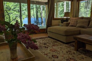 Smart TV, lareira, mesa de pingue-pongue