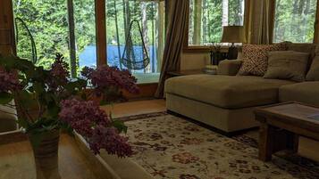 Smart TV, chimenea, mesa de ping pong
