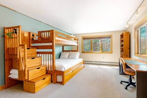 3 bedrooms, WiFi, bed sheets - Lakefront & Ski Retreat with a Private Beach (Woodstock)