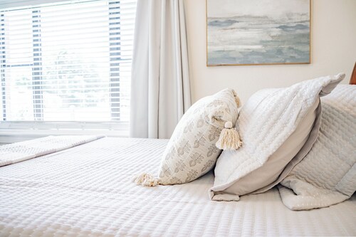 Easy Living in Midtown – 22A