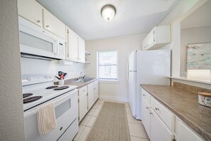 Private kitchen - Easy Living in Midtown – 22A (Mobile)