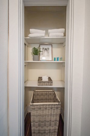 Interior - Easy Living in Midtown – 22A (Mobile)