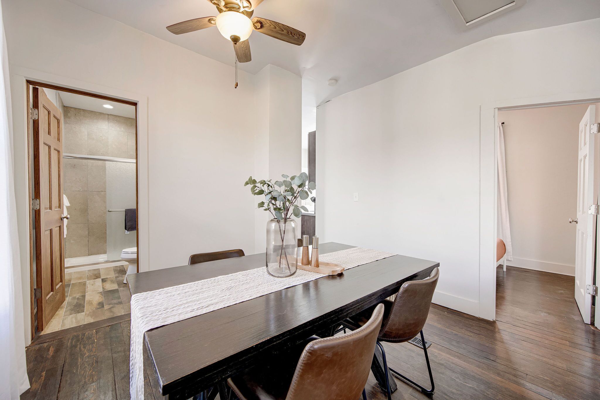 Renovated Luxury Apt~ free on-site parking