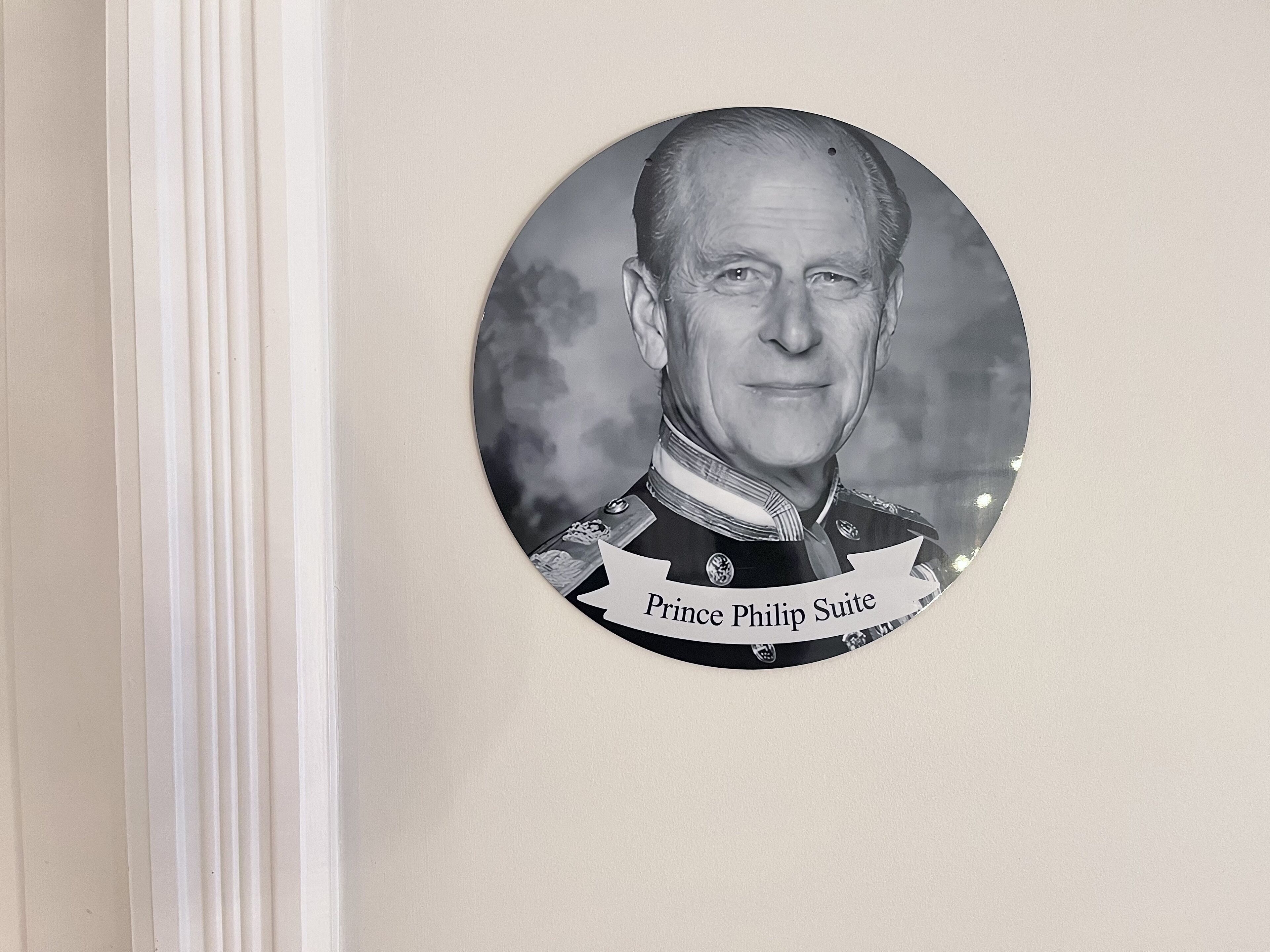 Een ingelijste foto van Prins Philip met een onderschrift.