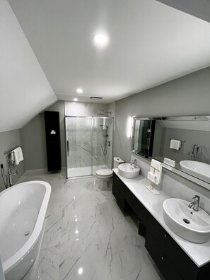 Suite de lujo, vistas al valle | Baño | Secador de pelo, toallas, jabón y champú
