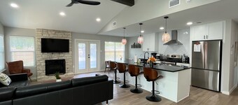 New Stylish Family Friendly Home Near Community Pool and Park in NW Austin
