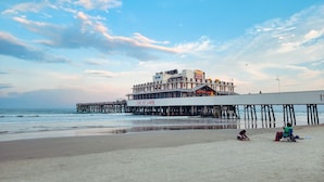 Beach nearby - Glorious Oceanfront Escape: 1BR Condo with Private Balcony @ Ocean Walk Resort (Daytona Beach)