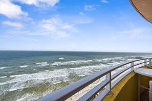 Property grounds - Glorious Oceanfront Escape: 1BR Condo with Private Balcony @ Ocean Walk Resort (Daytona Beach)