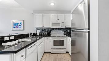 雪櫃、微波爐、焗爐、爐具