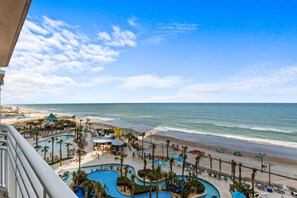 Un complexe hôtelier doté d’une piscine, d’une plage et offrant une vue sur l’océan.
