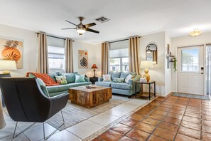 Smart TV, video games, table tennis, books - January available! Ask for a quote (Naples)