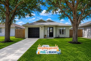 Exterior - Pool, beach, & fun. Jan 2027 OPEN (Naples)