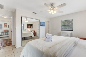 3 habitaciones, escritorio y tabla de planchar con plancha