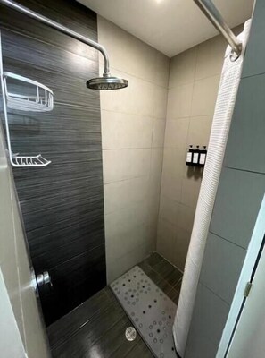 Dusj, hårføner, håndklær og såpe