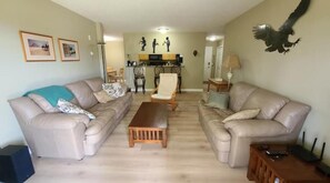 Smart TV, fireplace, printers - Fully Equipped 2BR Condo w/ Mountain Views & Pool (Radium Hot Springs)