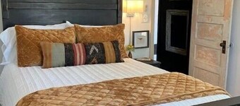 Fancy Farmhouse in Town
