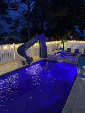 Una piscina al aire libre, una piscina climatizada