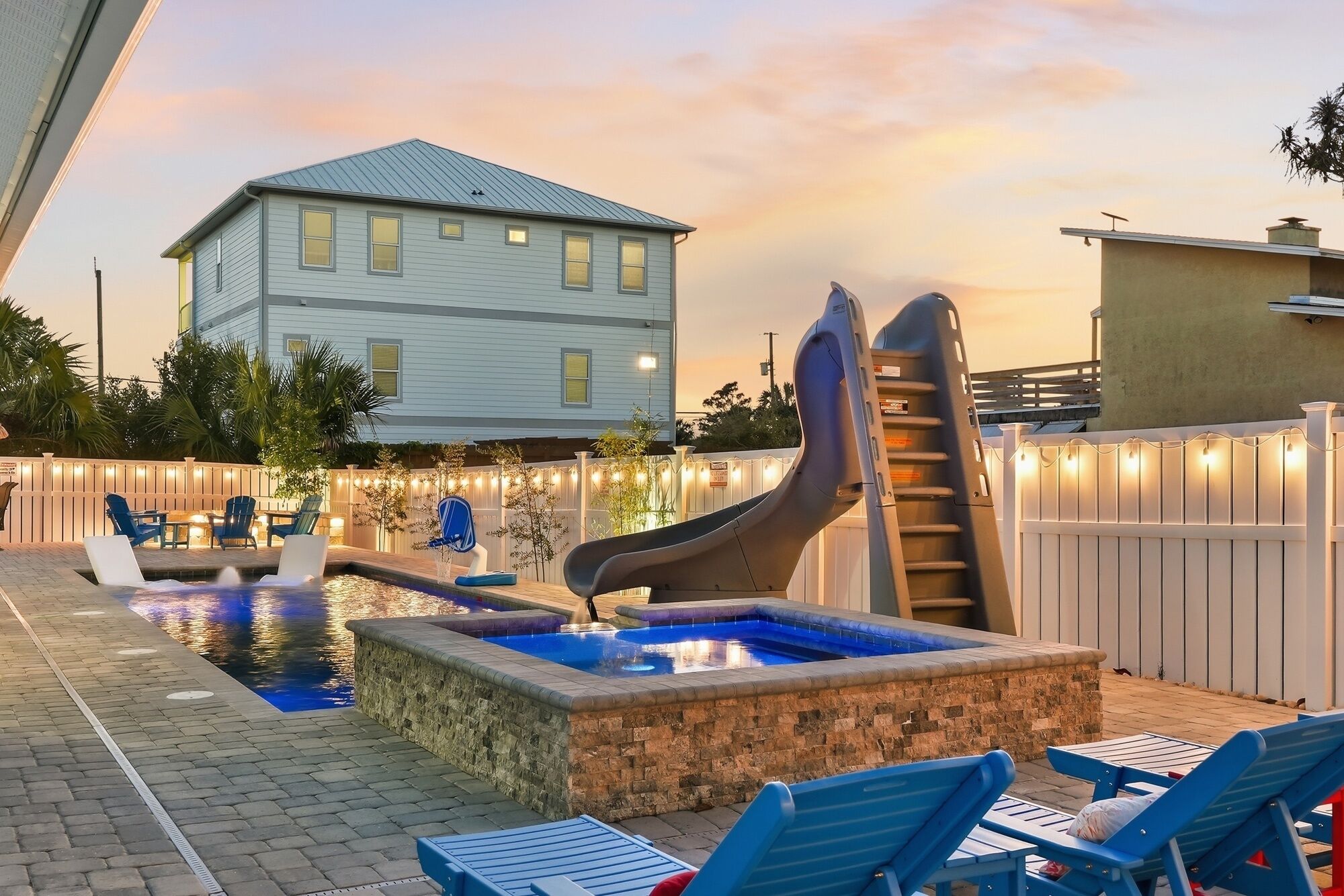Una piscina al aire libre, una piscina climatizada