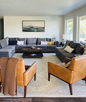 Smart TV, lareira, videogames, livros