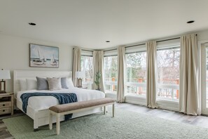 6 bedrooms, desk, iron/ironing board, travel cot - Harbor Serenity - Private Water Access, Hot Tub, EV Charger and Game Room (Gig Harbor)
