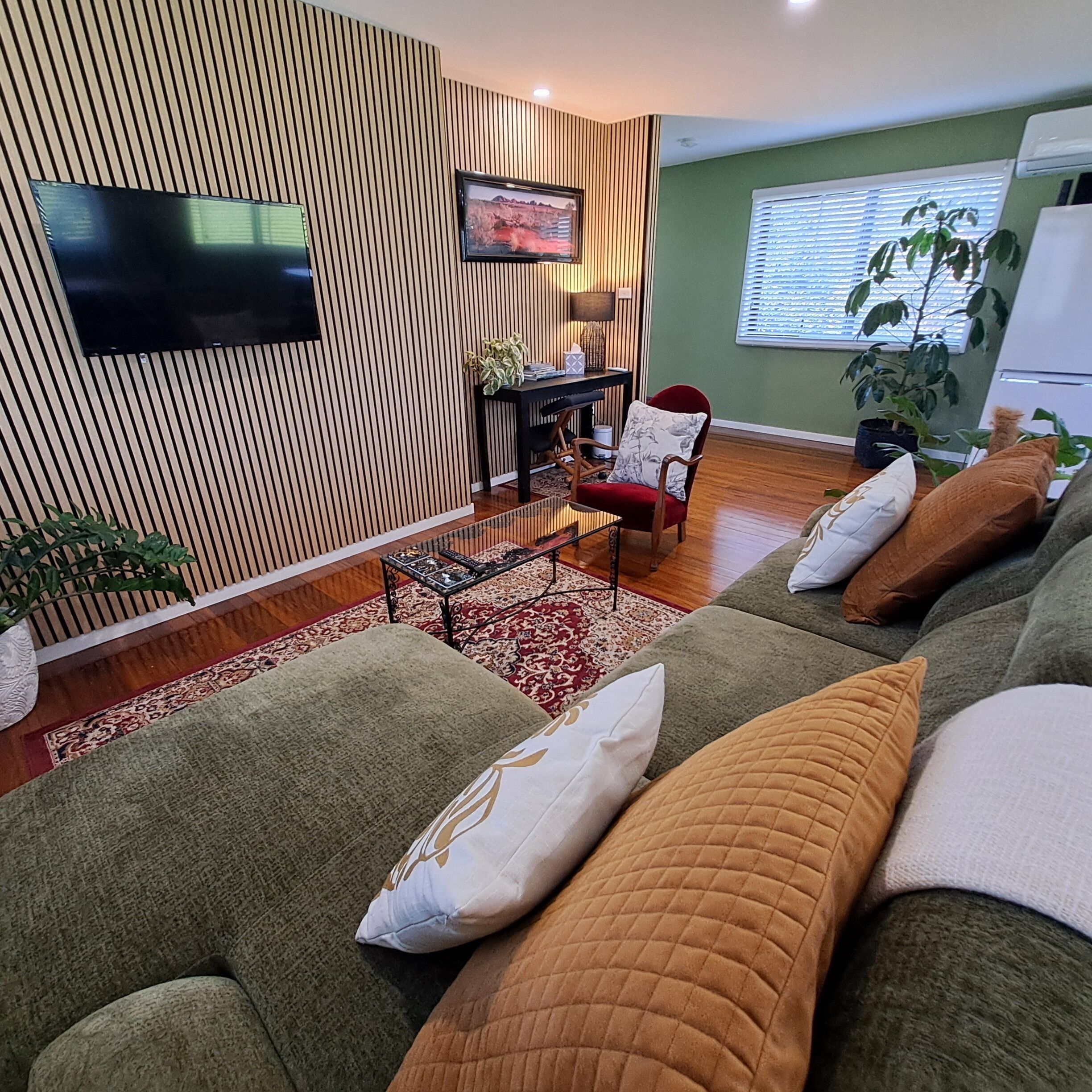 Tv, dvd-afspiller, bøger, stereoanlæg