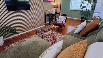 Televisie, een dvd-speler, boeken en een stereo