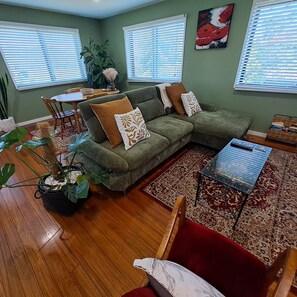 TV, DVD player, books, stereo - High Set 1 bedroom apartment with views central Atherton (Atherton)