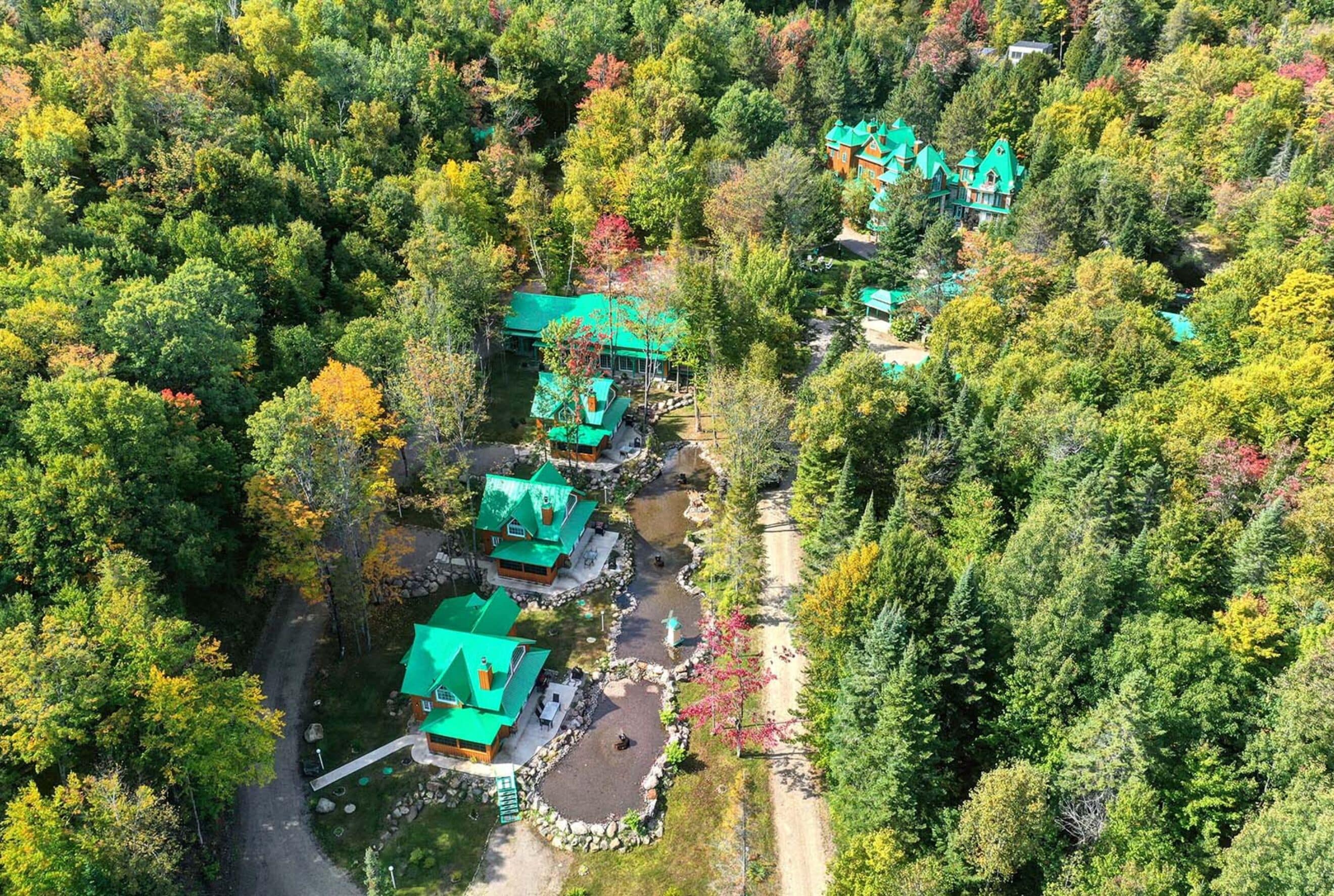 고급 침구, 메모리폼 침대, 암막 커튼, 방음 설비