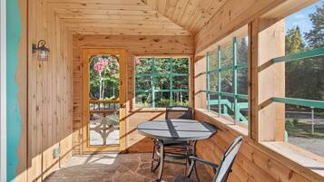 1 Schlafzimmer, hochwertige Bettwaren, Betten mit Memory-Foam-Matratzen