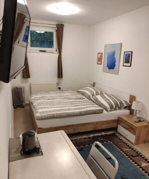 Departamento básico | Tabla de planchar con plancha y wifi gratis 