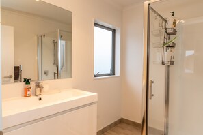 Douche, sèche-cheveux, serviettes fournies, savon