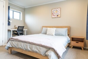 3 soverom, skrivebord, strykejern/-brett og wi-fi (inkludert)