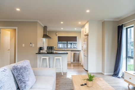 Smart TV. Lovely Townhouse Recently renovated