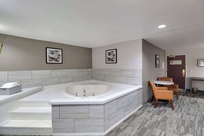 Habitación estándar, 1 cama de matrimonio grande, no fumadores | Ropa de cama de alta calidad, escritorio, tabla de planchar con plancha