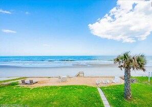 Sulla spiaggia, lettini da mare, teli da spiaggia