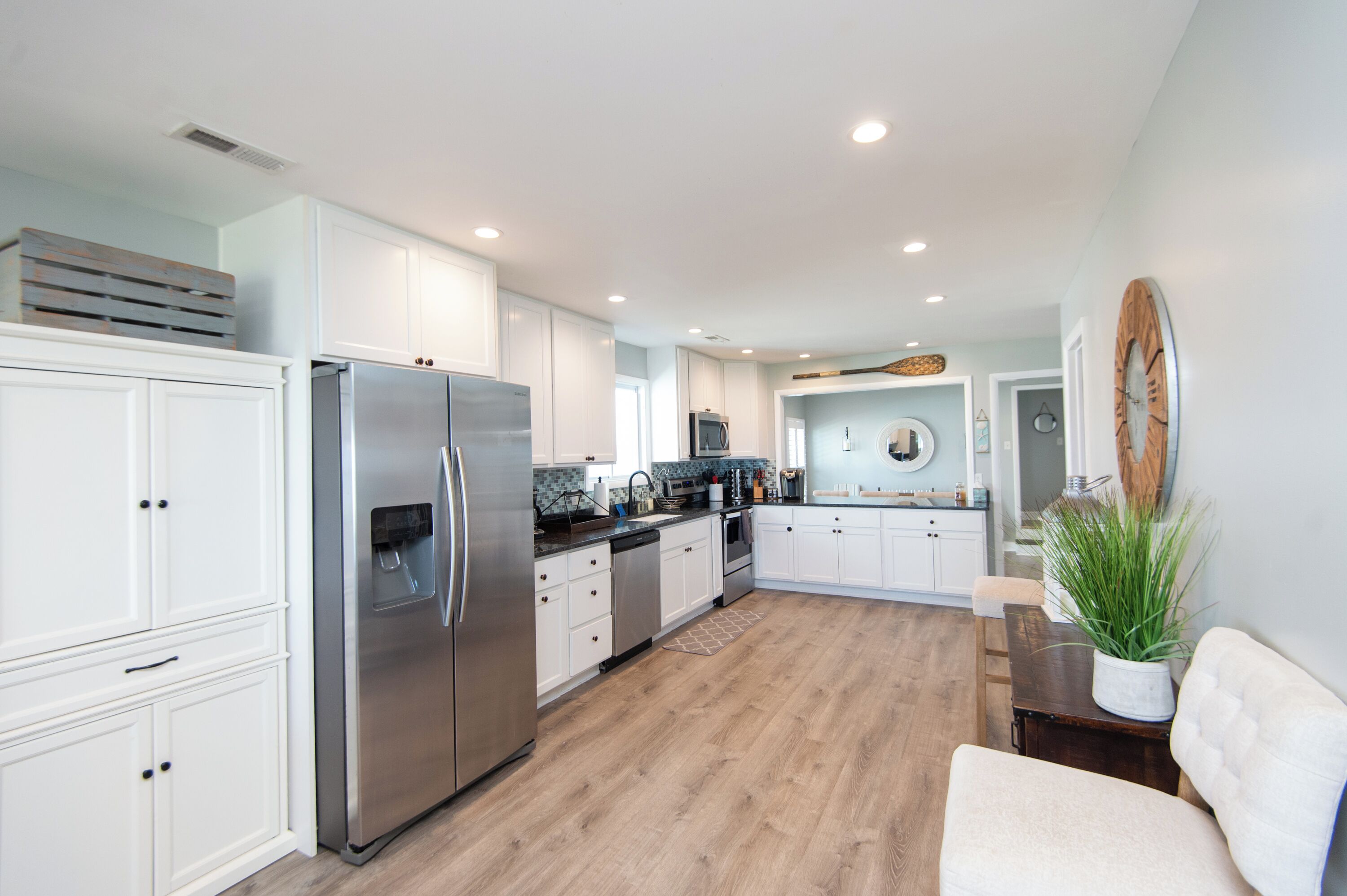 Jääkaappi, mikroaaltouuni, uuni, liesi