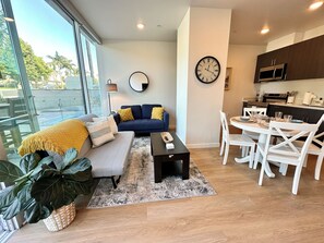 Smart TV - Lives like a hotel but with full kitchen, laundry, parking, patio, pet friendly (San Diego)