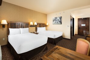 Camas con pillow-top, escritorio y cortinas blackout 