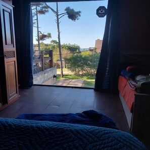 Deluxe Quadruple Room | Egyptian cotton sheets, premium bedding, down duvets, desk - Posada Mar Azul vista al mar (Punta del Diablo)