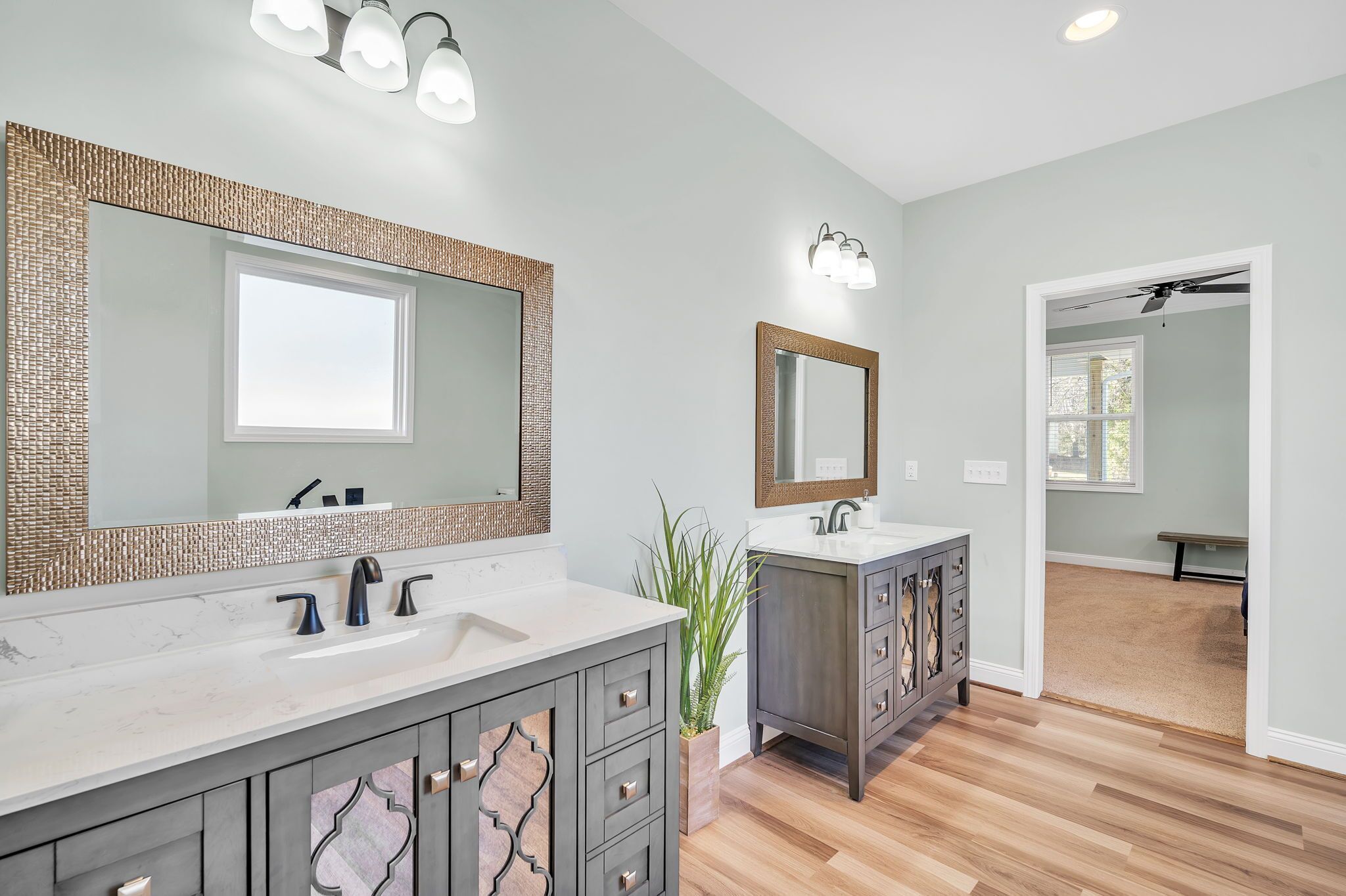 Sèche-cheveux, serviettes fournies, savon, shampoing