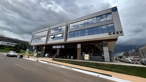 A modern building with a flat roof and large windows, labeled "EASY" on the facade. - Noroeste - moderno e central (Brasília)