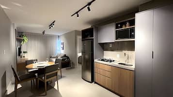 Apartment | Dapur peribadi | Peti sejuk/penyejuk beku saiz penuh, ketuhar gelombang mikro