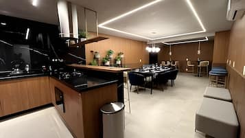 Appartement | Cuisine privée | Grand réfrigérateur, micro-ondes, grille-pain, blender
