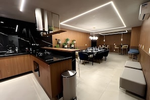 Apartment | Private kitchen | Full-size fridge, microwave, toaster, blender - Noroeste - moderno e central (Brasília)