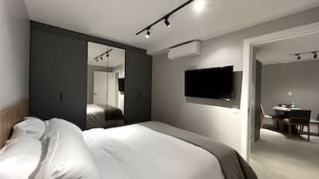 Appartement | 2 chambres, bureau, rideaux occultants, fer et planche à repasser