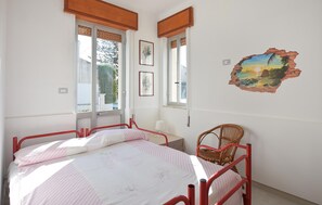 3 habitaciones, cuna de viaje y ropa de cama 